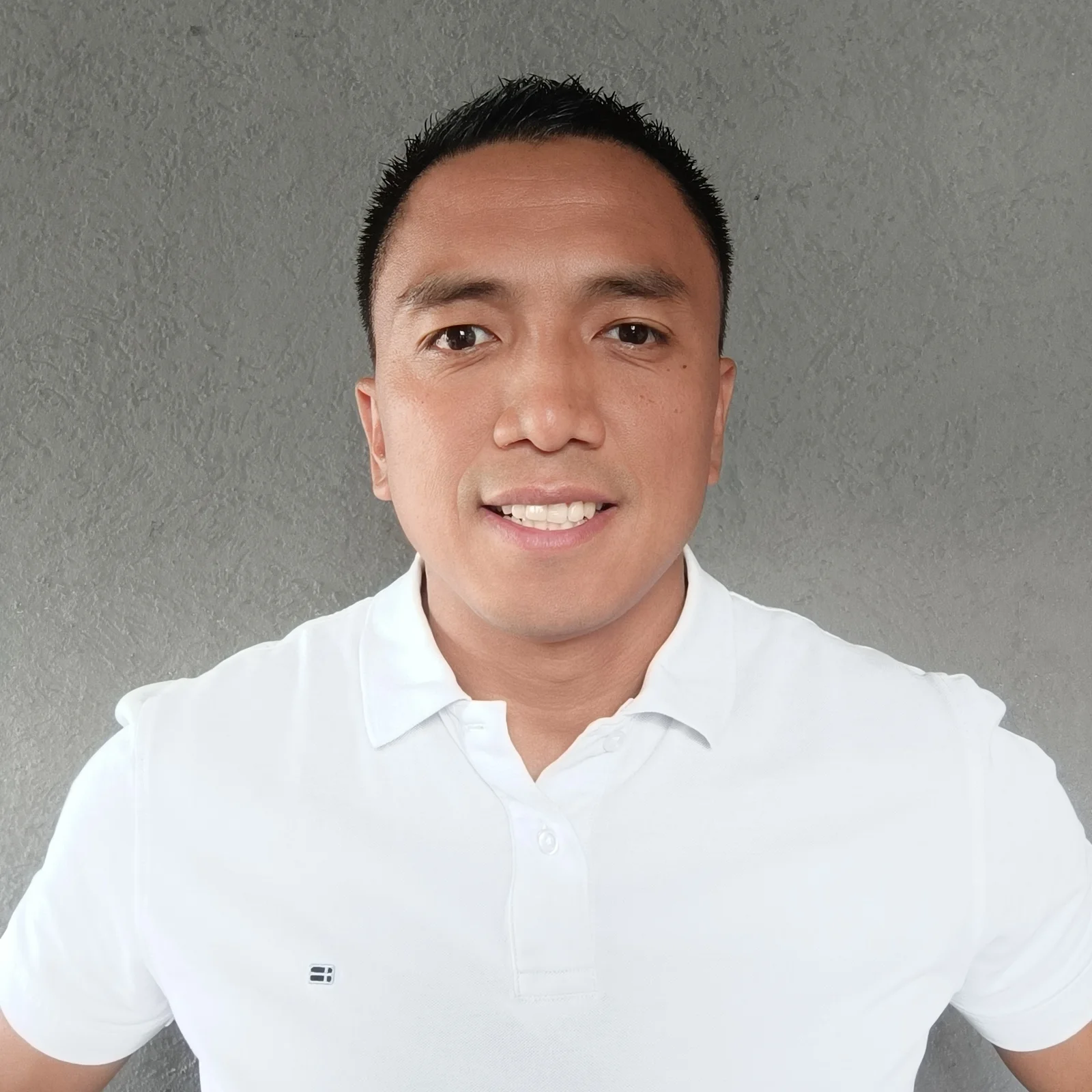 Jefferson Gadiano, KI-Trainer und KI-Berater, im Gespräch während eines Workshops